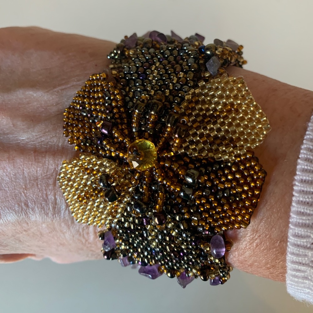Floral Stretchy Beaded Bracelet - Picture 3 of 5